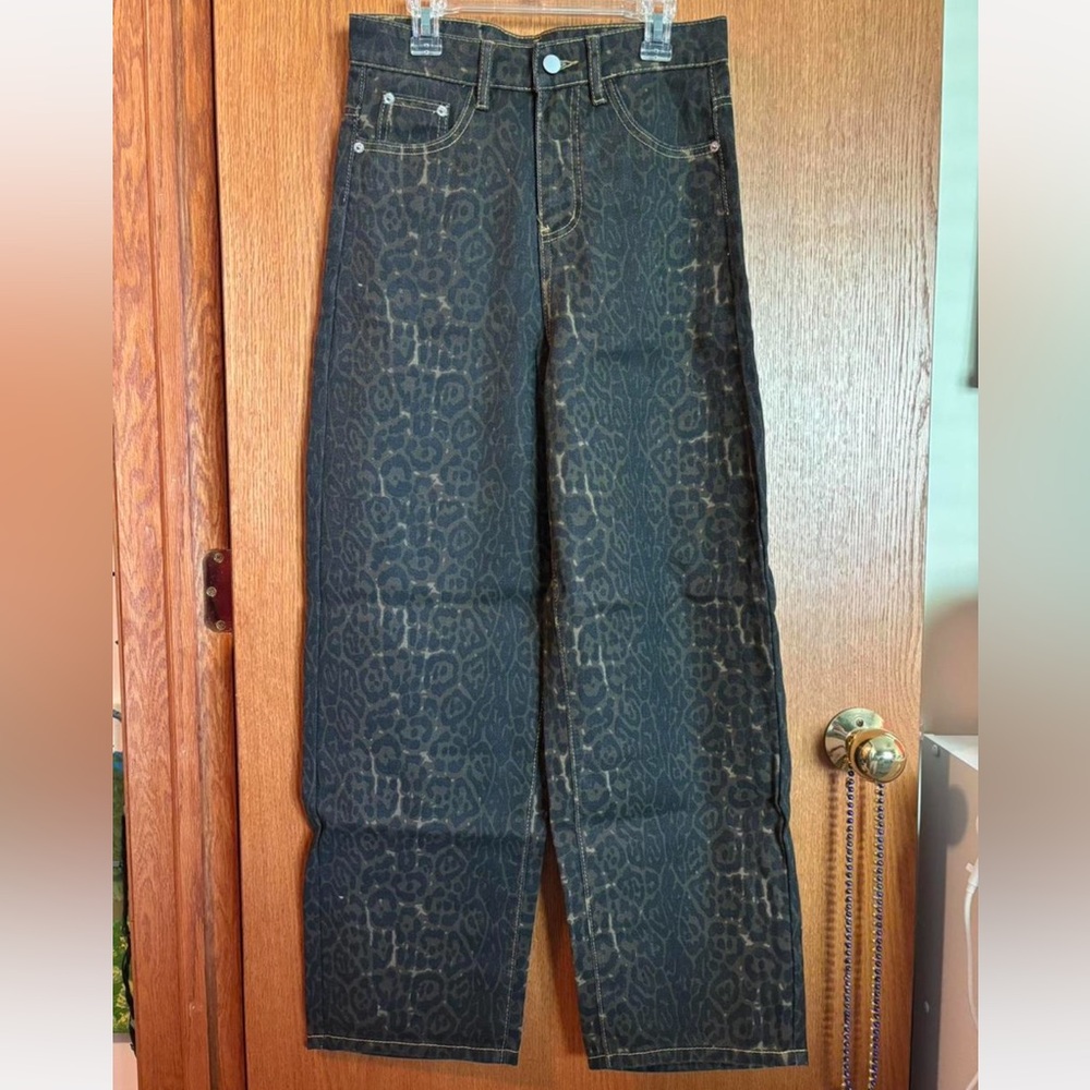 Leopard Print High-Waisted Baggy Jeans
